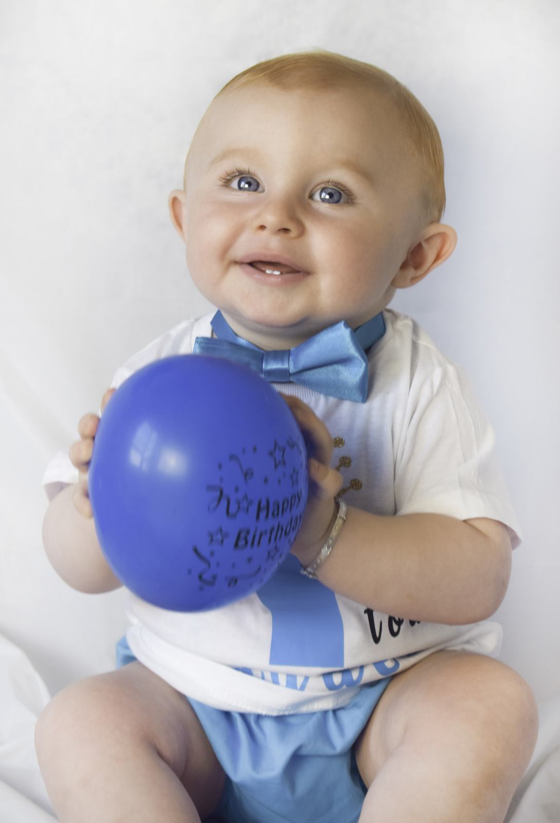 Layden’s first birthday cake smash — frame 3