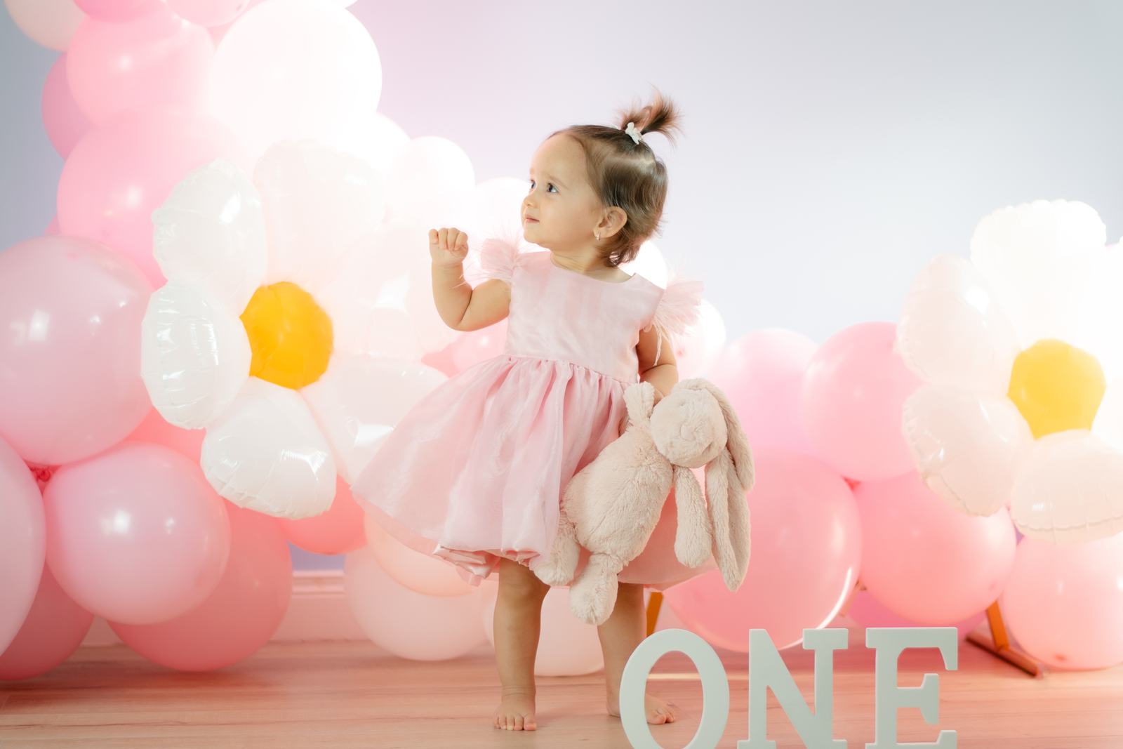 Mia’s first birthday cake smash — frame 1